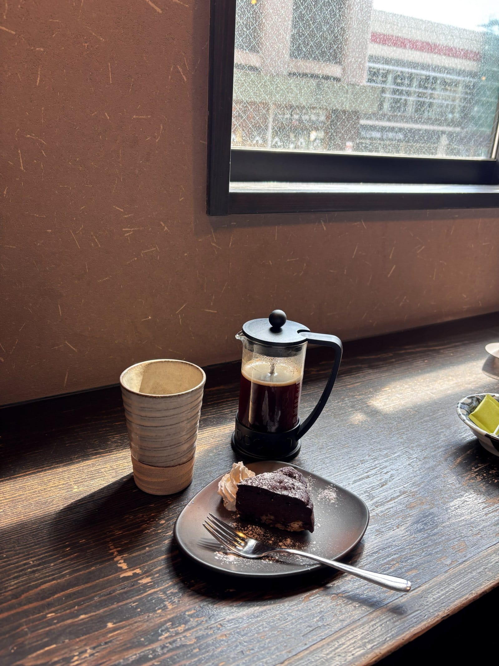 水屋 フレンチプレスコーヒーとチョコレートケーキ