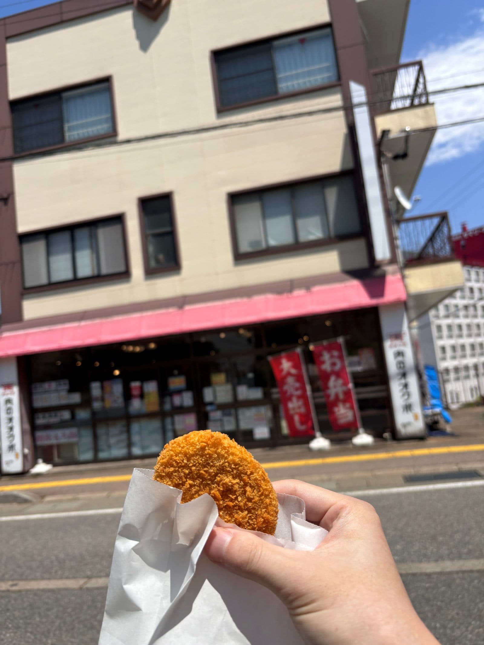 肉のおおくぼ 店舗外観と揚げたてコロッケ