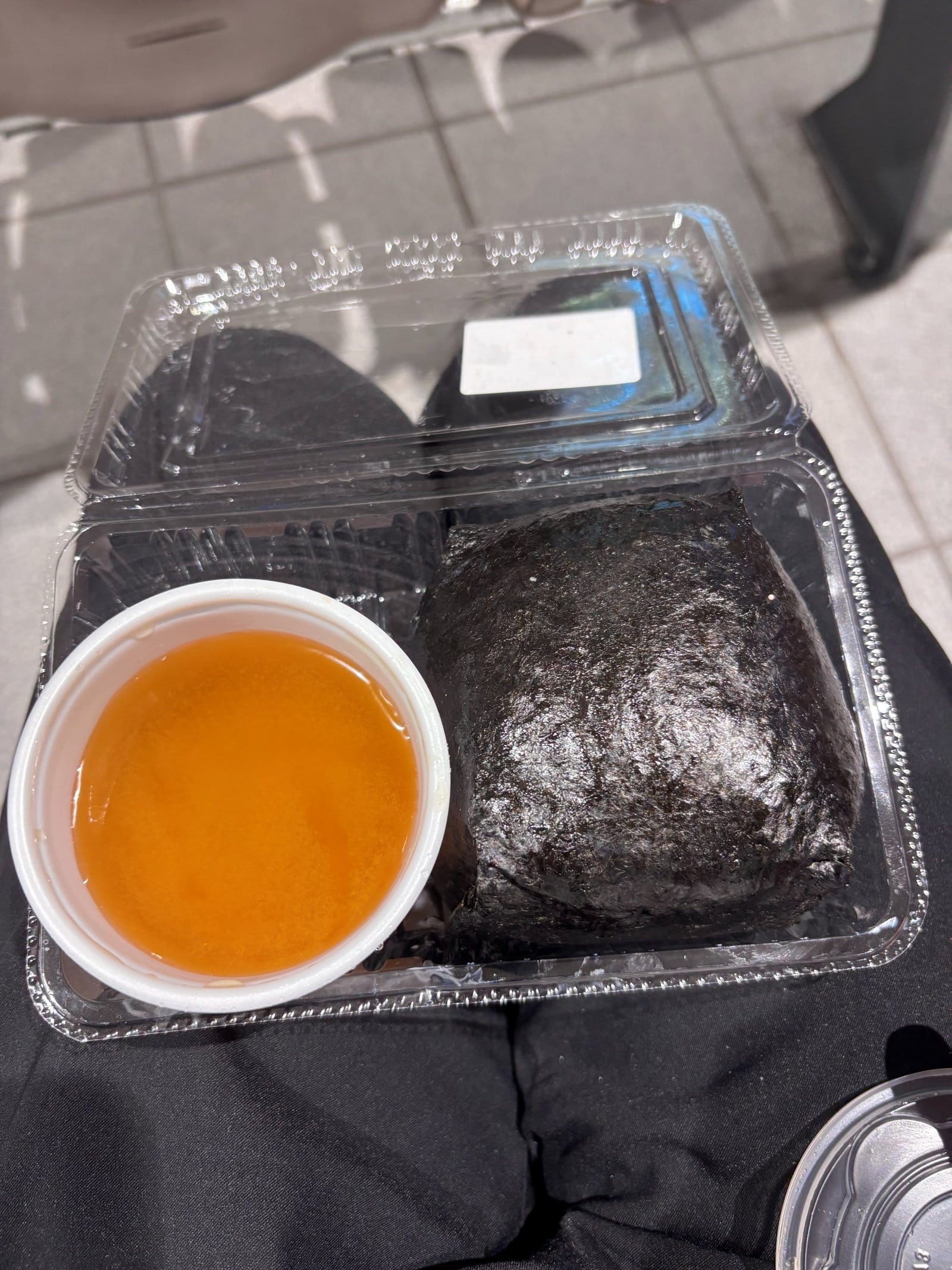 ぽんしゅ館 爆弾おにぎりと味噌汁のセット
