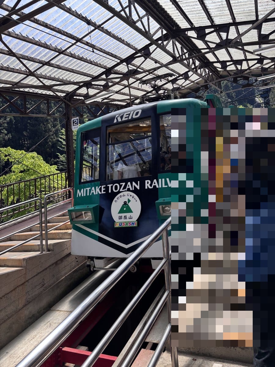 御岳登山鉄道のケーブルカーが山頂駅に到着した様子