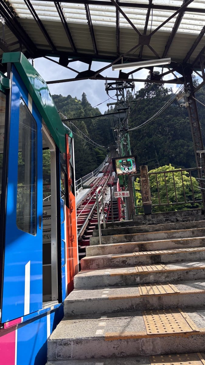 御岳登山ケーブルカーの急こう配な線路