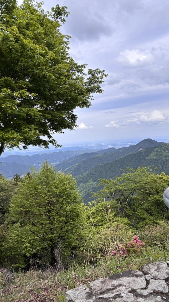 御岳山のケーブルカー山頂駅から見た奥多摩の山並みと関東平野の眺望