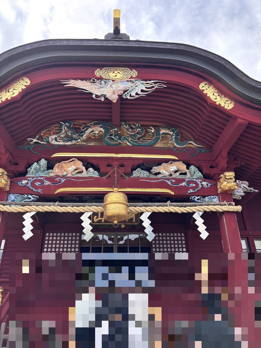 武蔵御嶽神社の本殿 朱色と精緻な彫刻