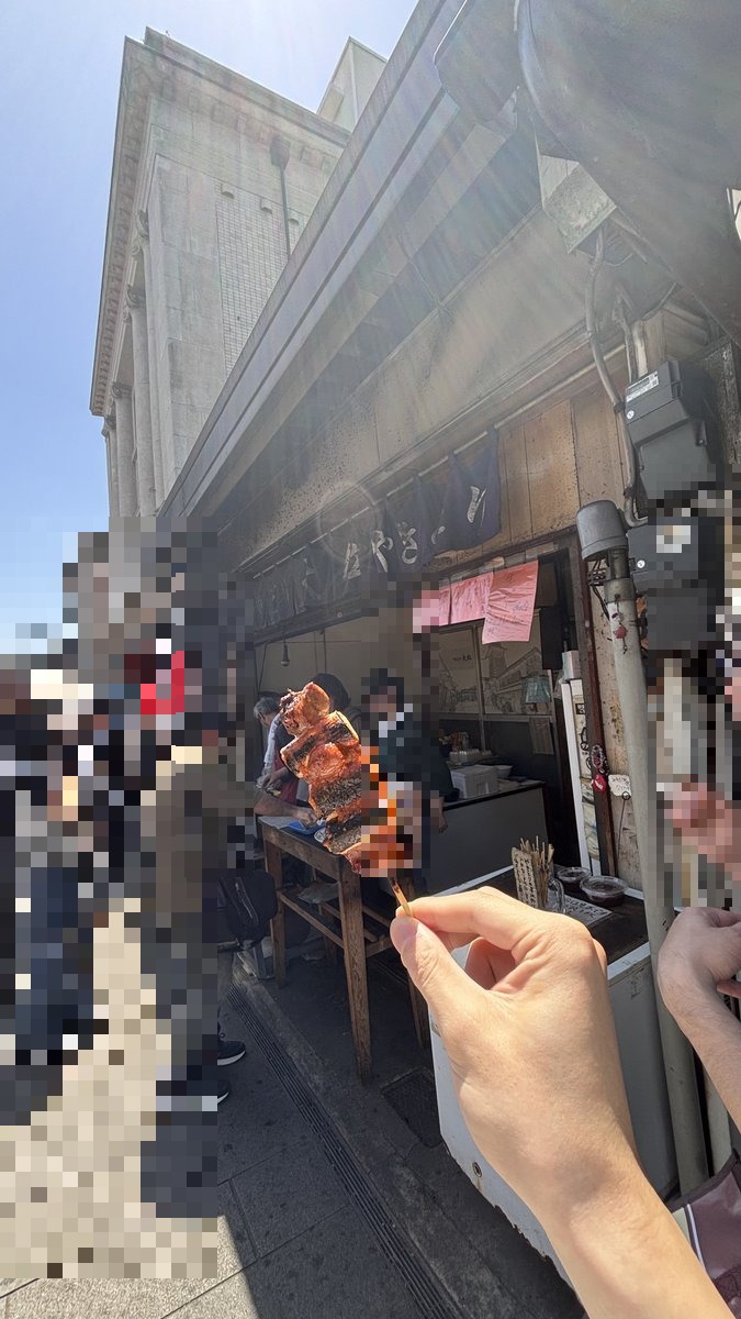 川越 ねぎま専門 焼き鳥 巨大な串と行列ができる店頭