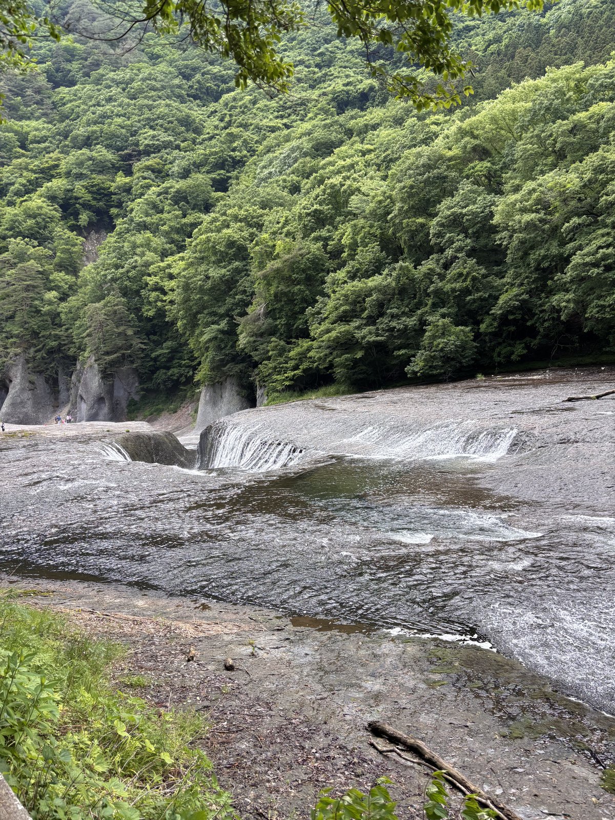 吹割の滝 群馬県沼田市 東洋のナイアガラ 岩床を流れる滝