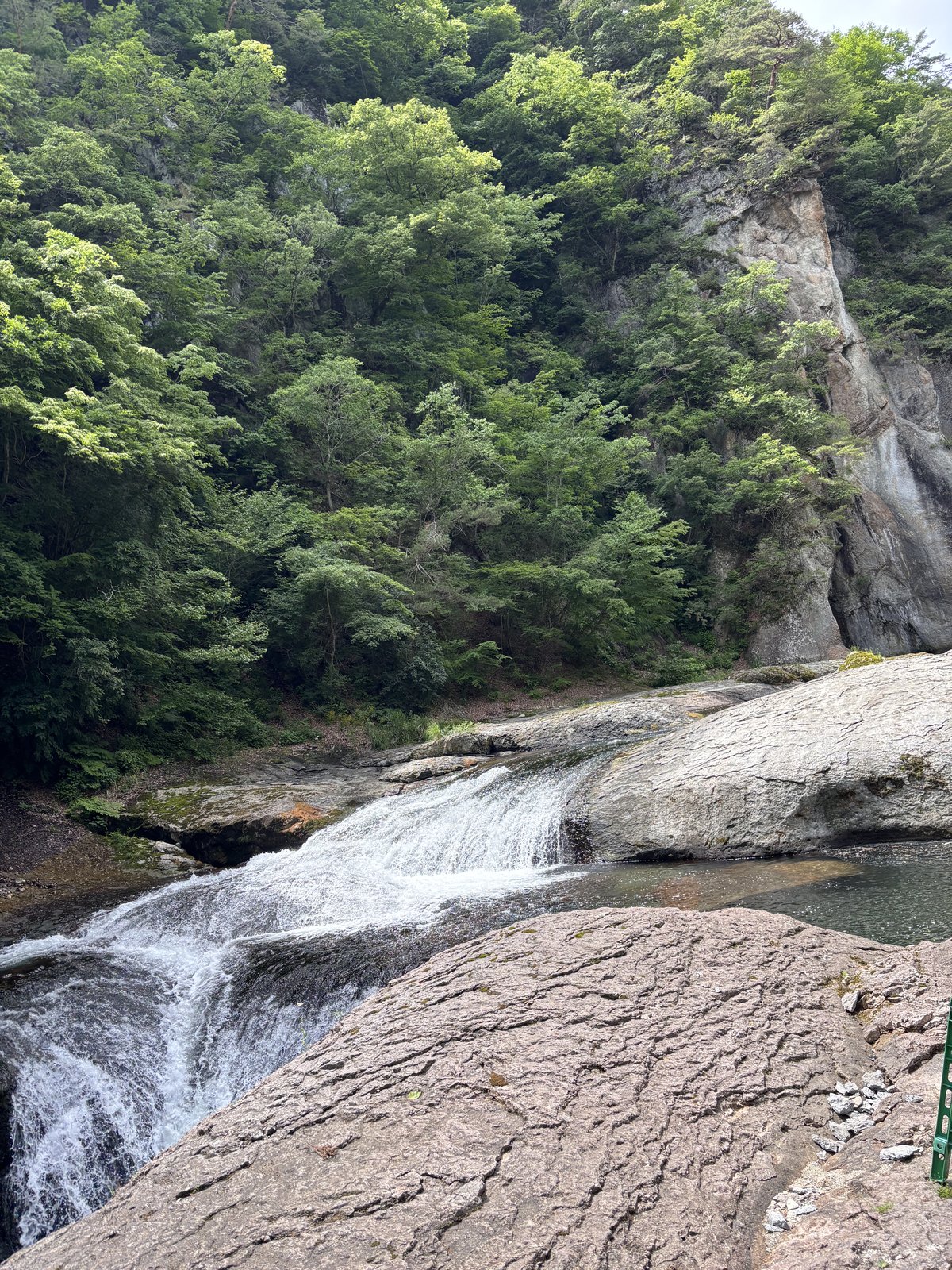 鱒飛の滝 群馬県沼田市 吹割渓谷 岩の段差を流れ落ちる滝
