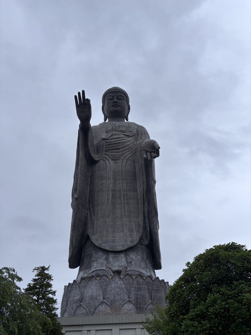 真下から見上げた牛久大仏の全身 手のひらと衣のひだの造形