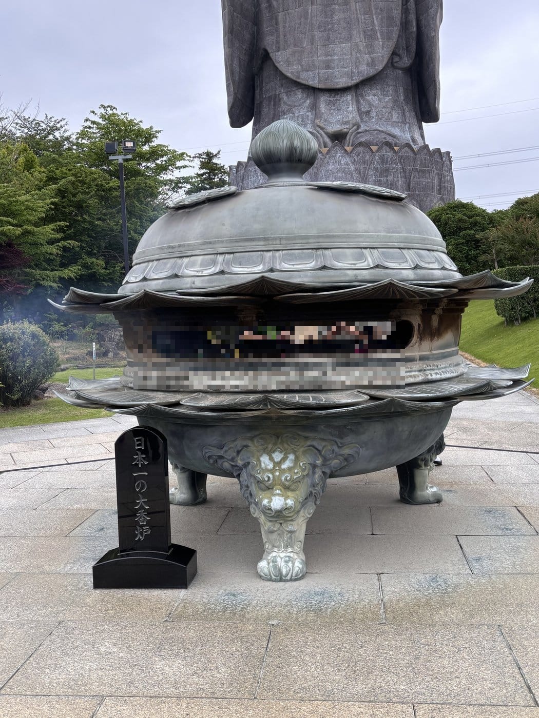 牛久大仏の足元にある日本一の大香炉 蓮の花をかたどった造形