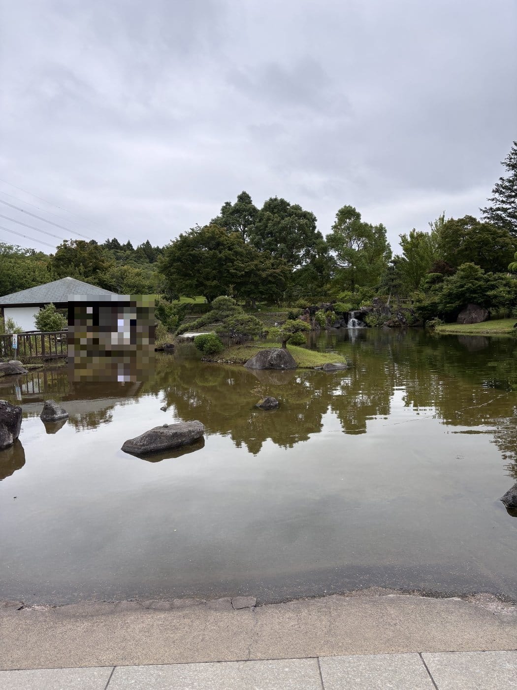 牛久大仏の本願荘厳の庭の池と東屋