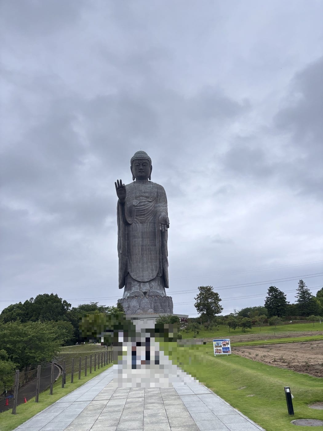 牛久大仏を参道正面から見た全景 手前の人物と比べた巨大なスケール