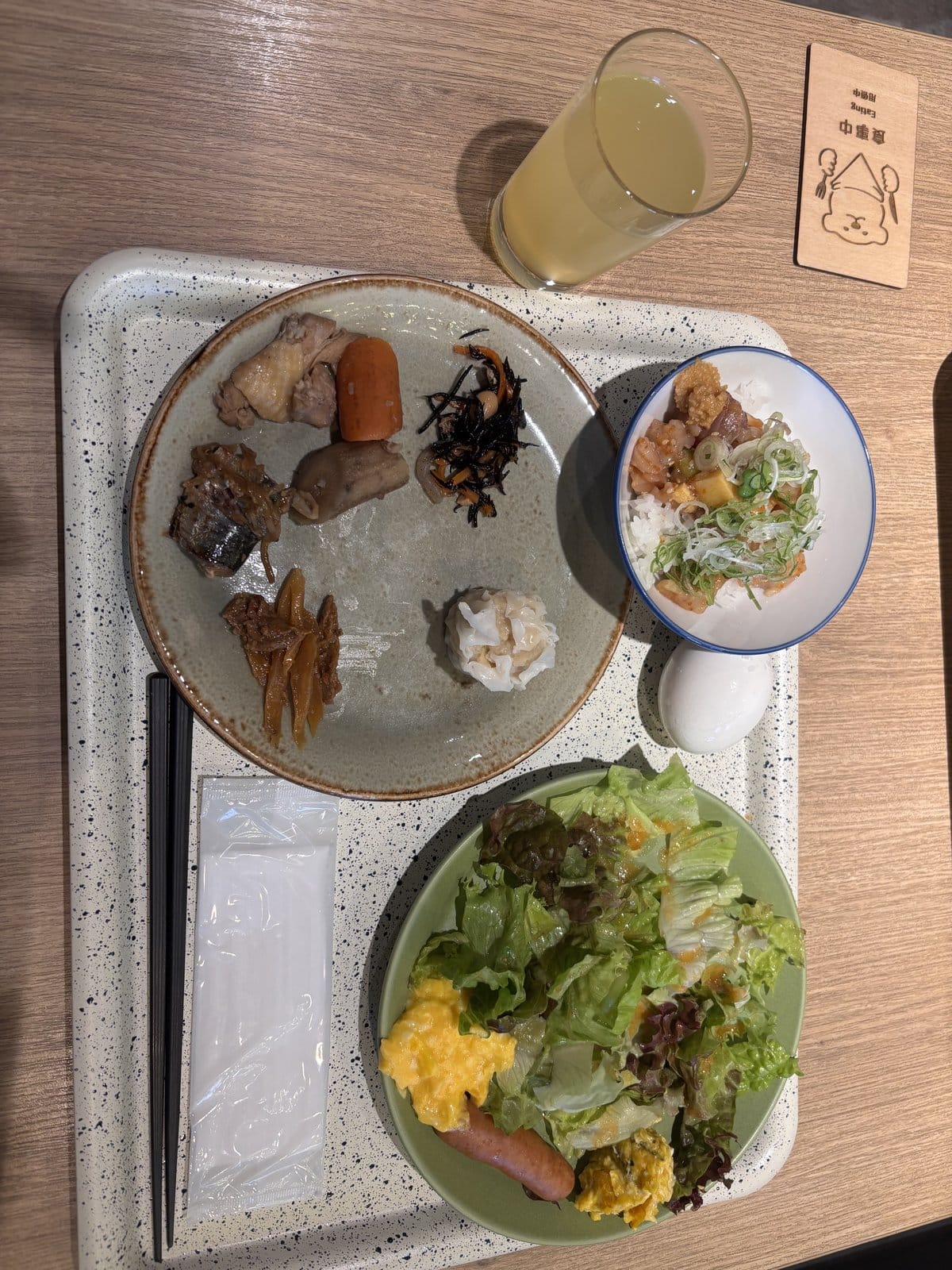 山わさびを乗せたマグロ漬け丼と和食のおかずを盛り合わせたOMO7旭川の朝食ビュッフェのプレート