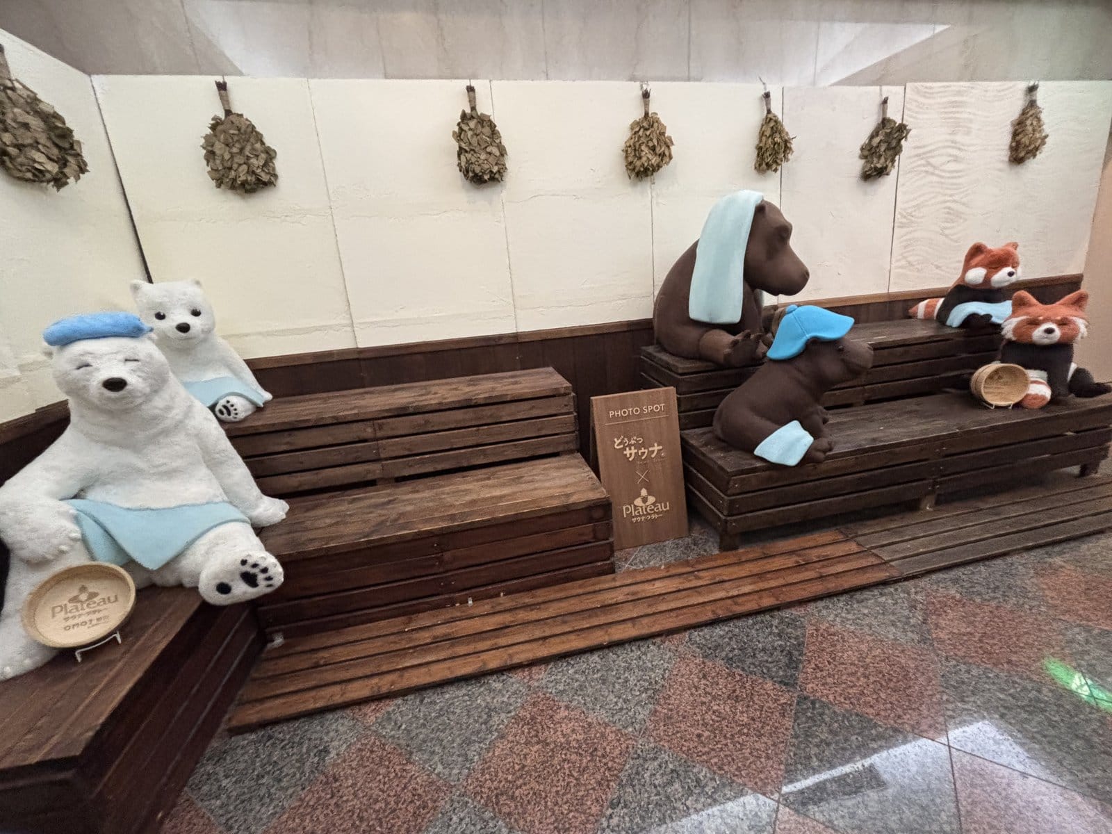 ホッキョクグマやレッサーパンダのぬいぐるみが並ぶOMO7旭川の大浴場入り口のどうぶつサウナのフォトスポット
