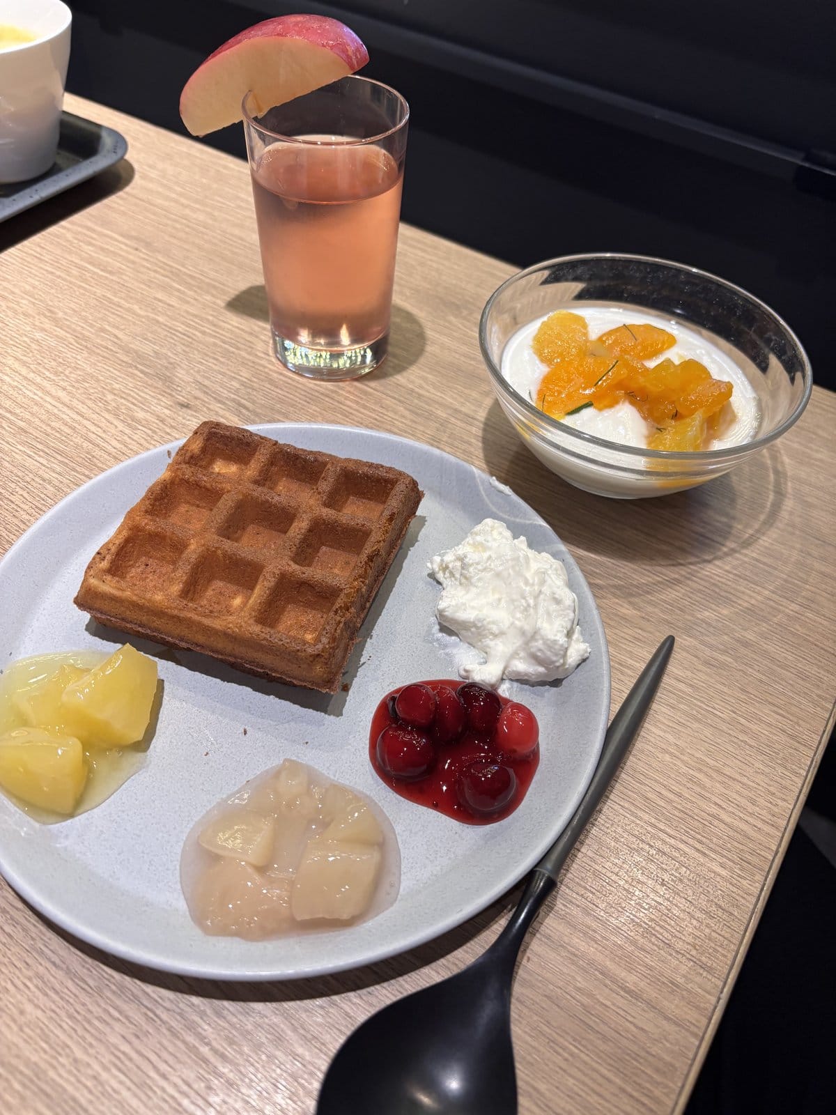白桃や洋梨やクランベリーと生クリームを添えたOMO7旭川のデザートワッフル