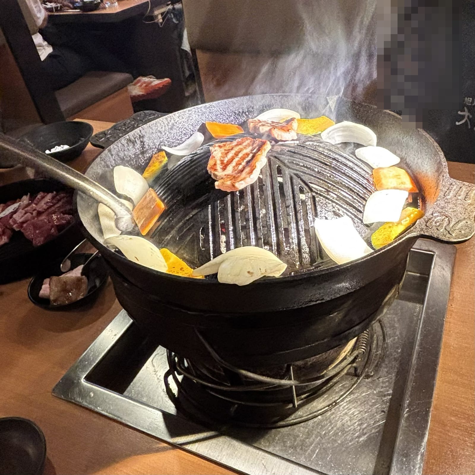 大黒屋 ジンギスカン鍋 生ラムと玉ねぎ かぼちゃを焼いている様子