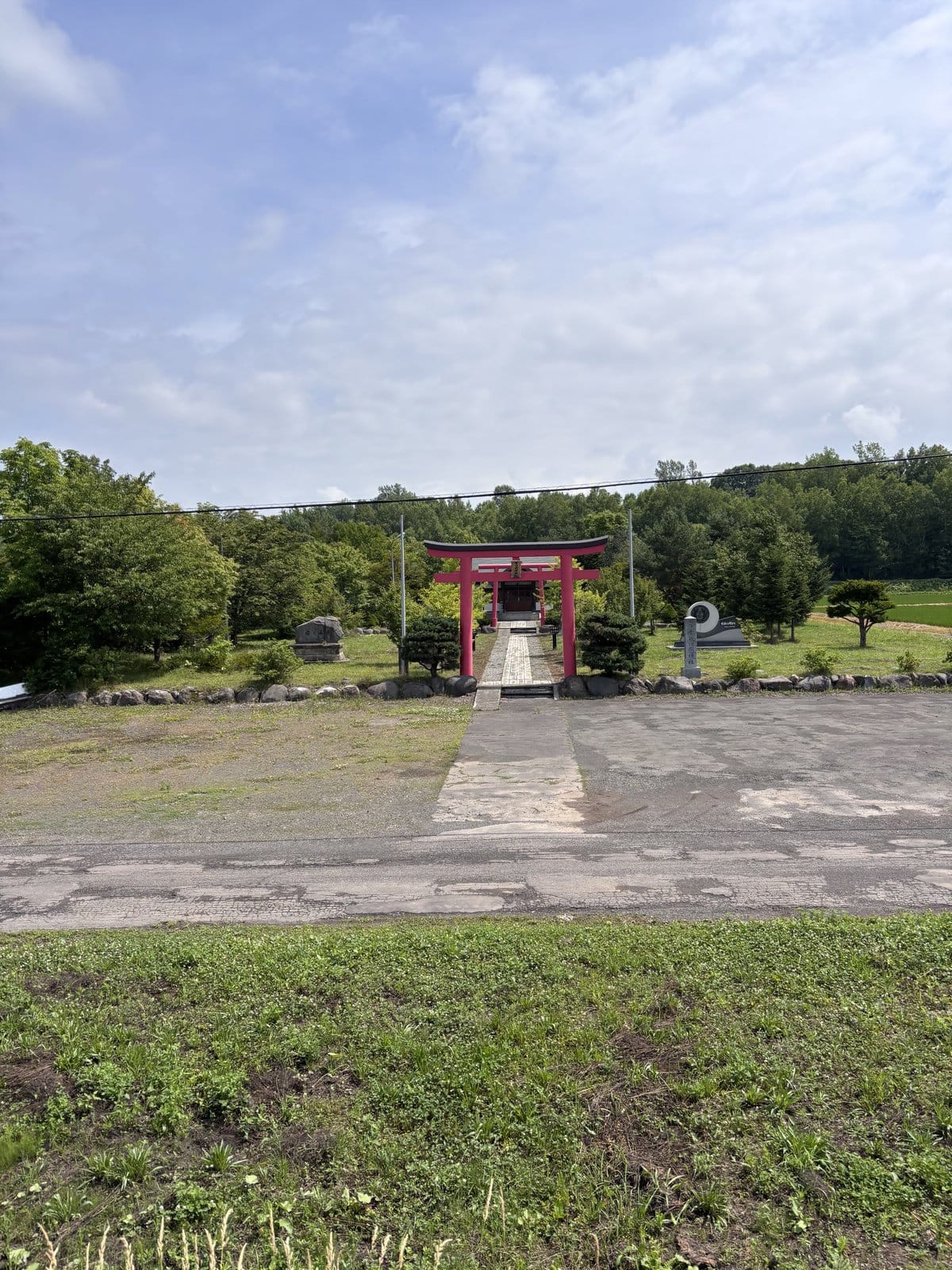 ノロッコ号の車窓から見えた神社の赤い鳥居と参道