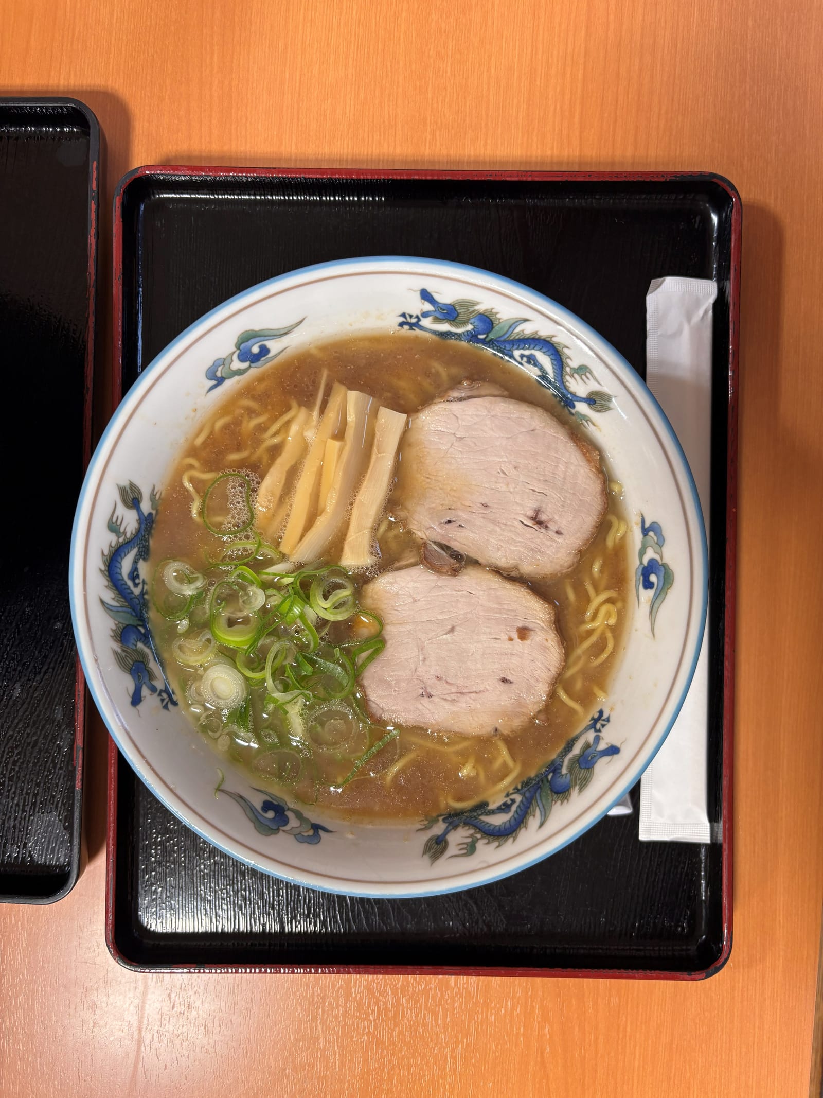 旭川 らーめんや天金 四条店 正油ラーメン 濃厚なスープとちぢれ麺