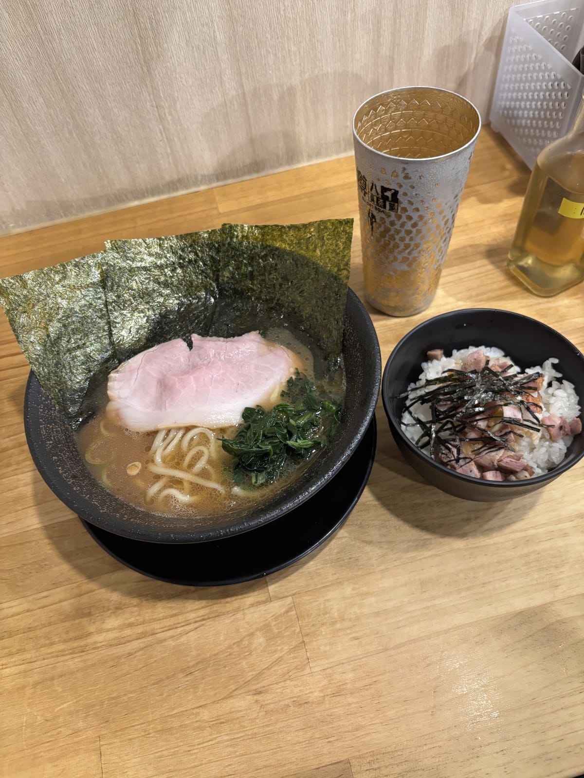 海苔とチャーシューが乗った豚骨醤油ラーメンと半チャーシュー丼