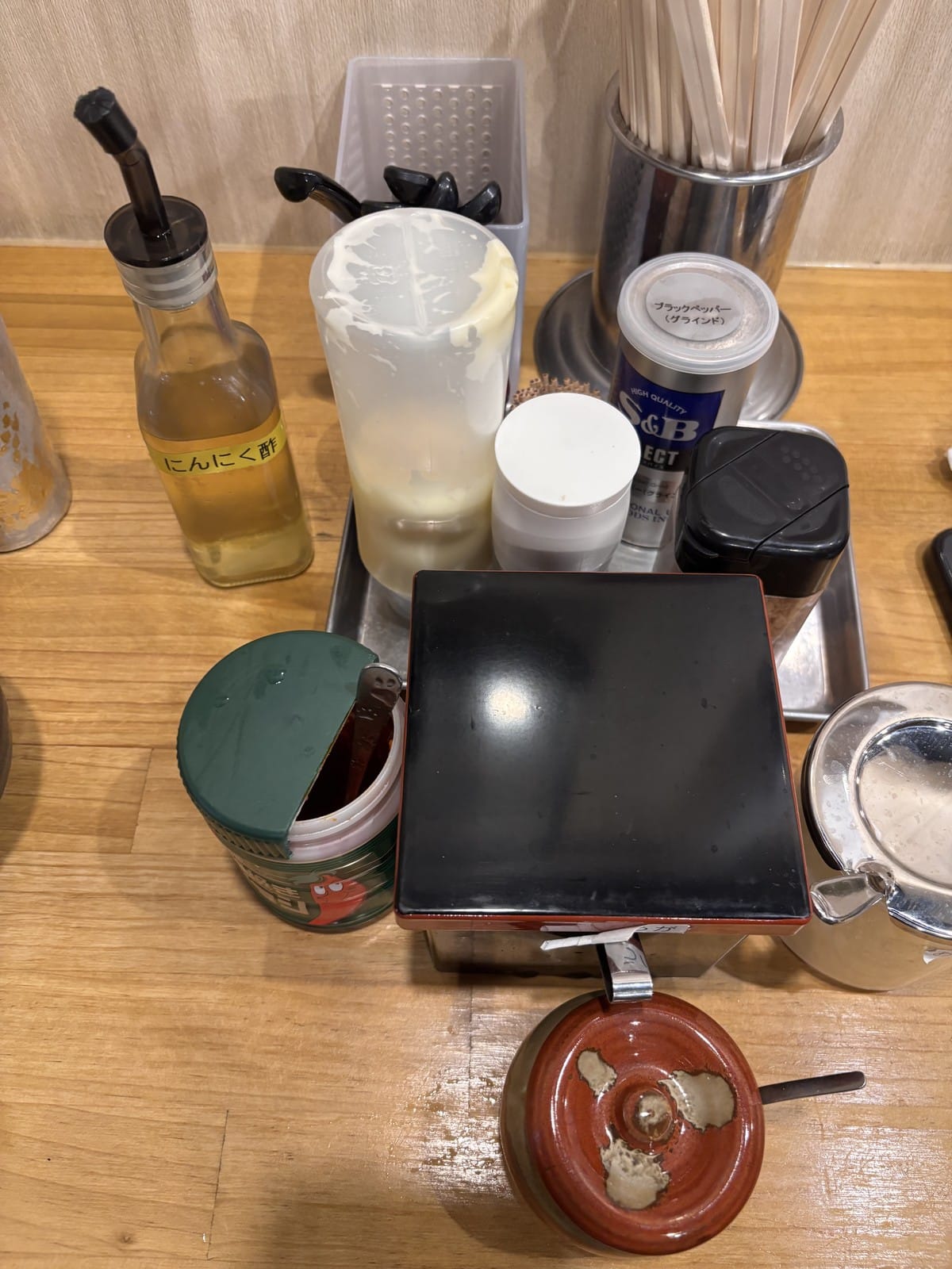 にんにく酢やブラックペッパーなど卓上に並ぶ調味料一式