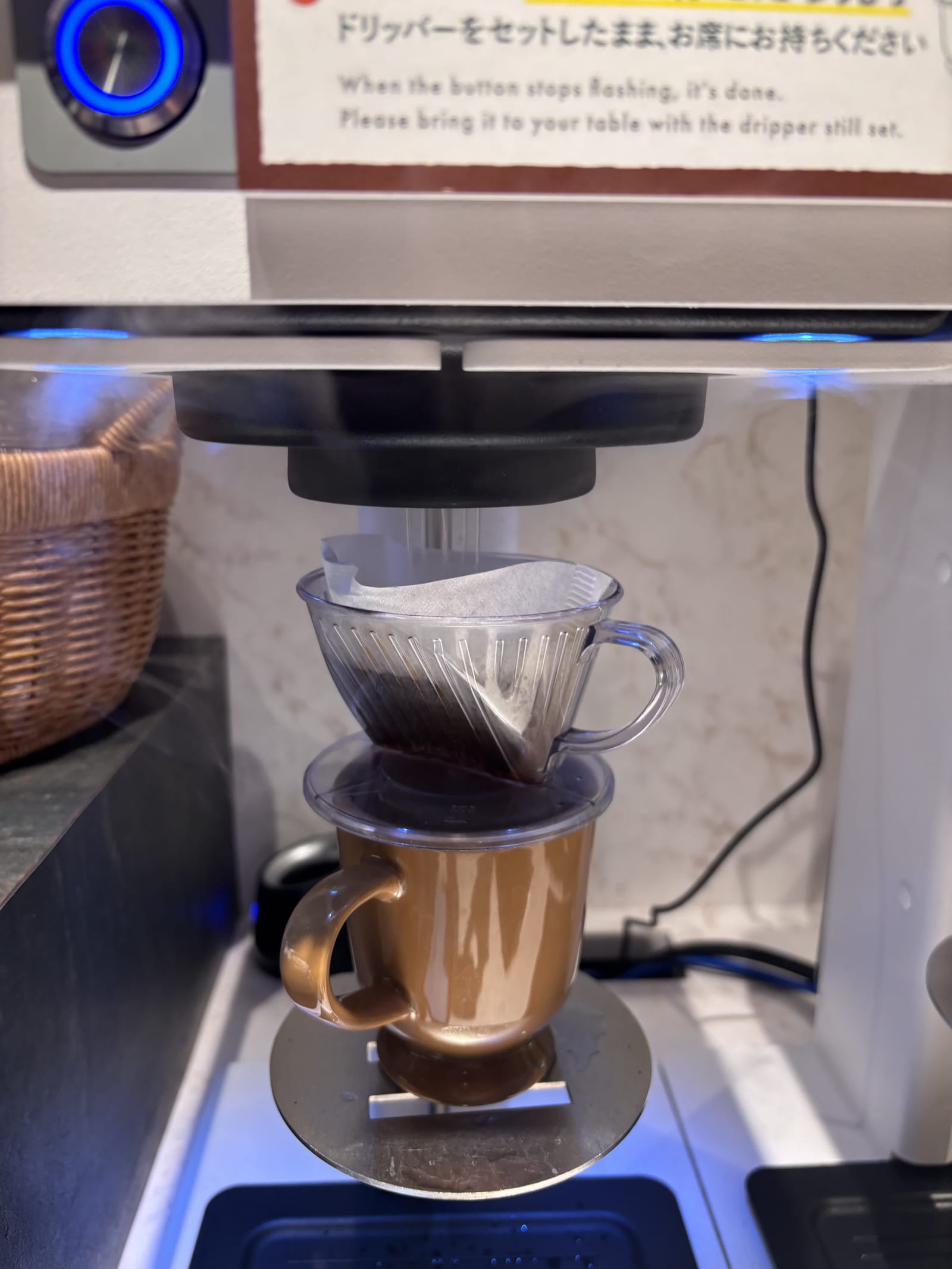 ドリッパーからマグカップにコーヒーが抽出されている様子