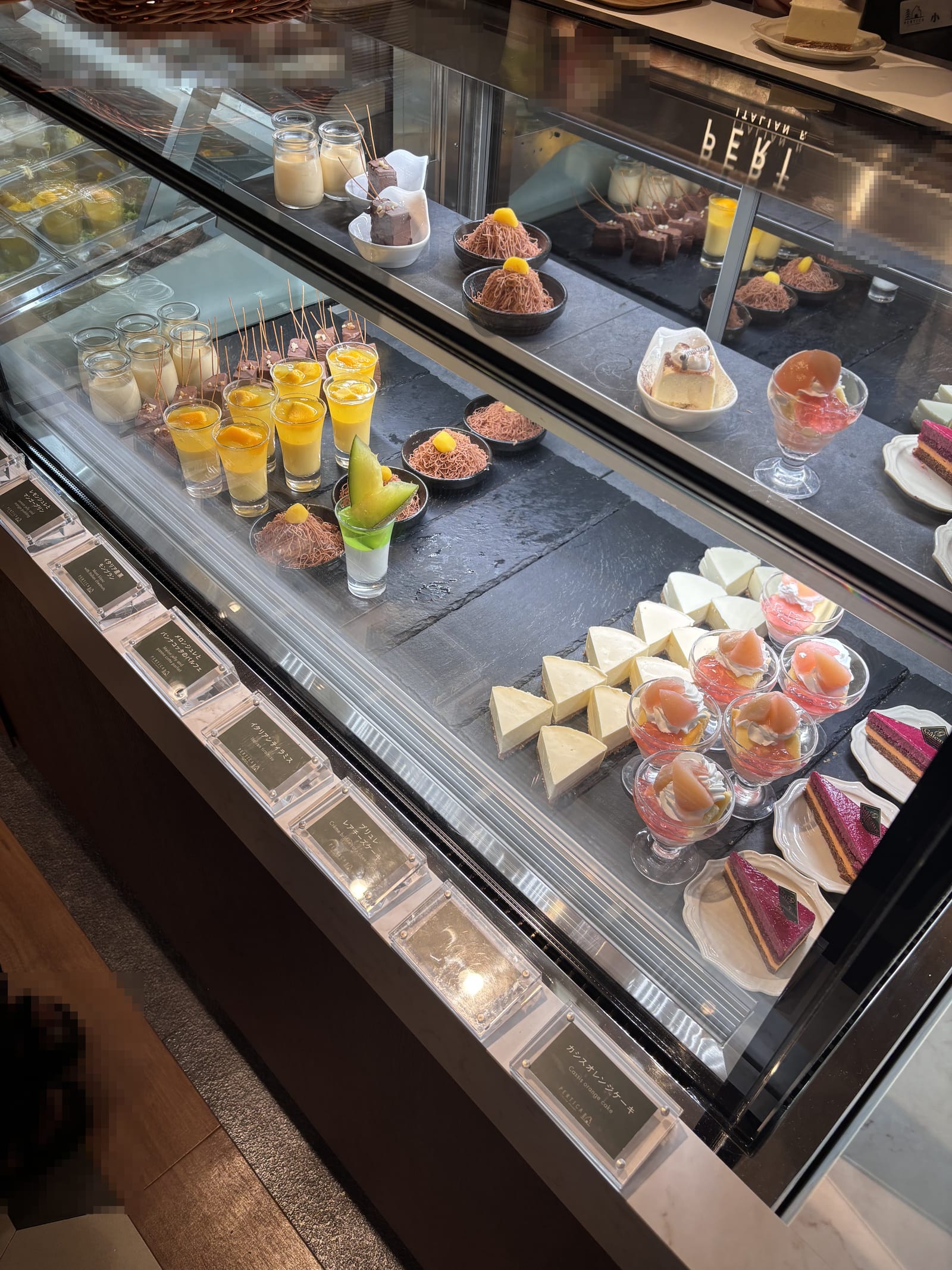 チーズケーキやパルフェなど種類豊富なデザートが並ぶショーケース