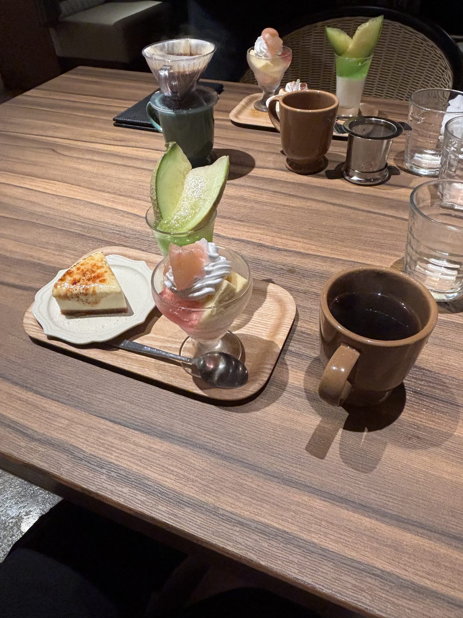 ブリュレレアチーズケーキとパルフェ、ドリップコーヒーが並ぶテーブル
