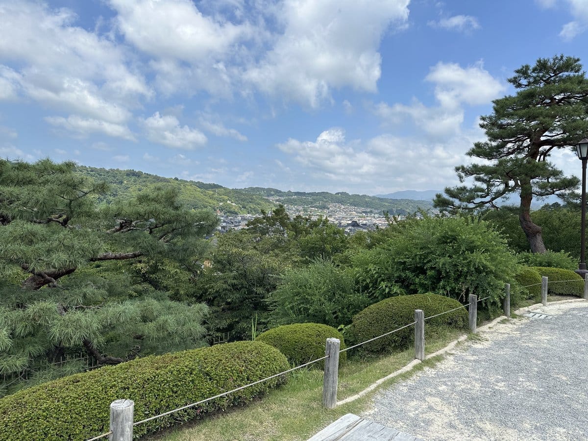 兼六園の高台から見渡す金沢市街地の町並みと背後の山々