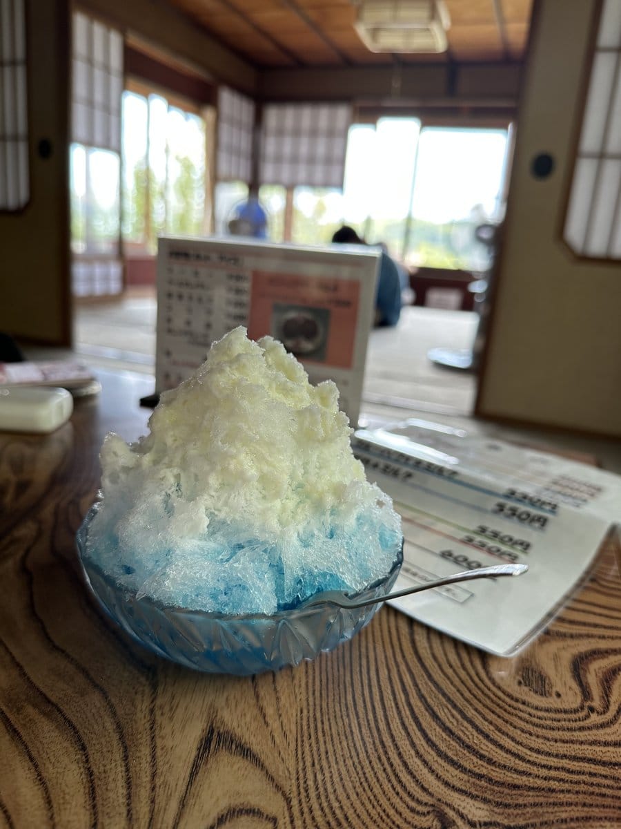 兼六園内のお茶屋さんの座敷席で提供された、ガラス器に盛られたかき氷とメニュー表