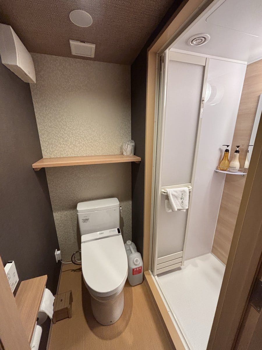 御宿野乃金沢の客室にあるトイレとシャワーブースが一体になったユニットバス