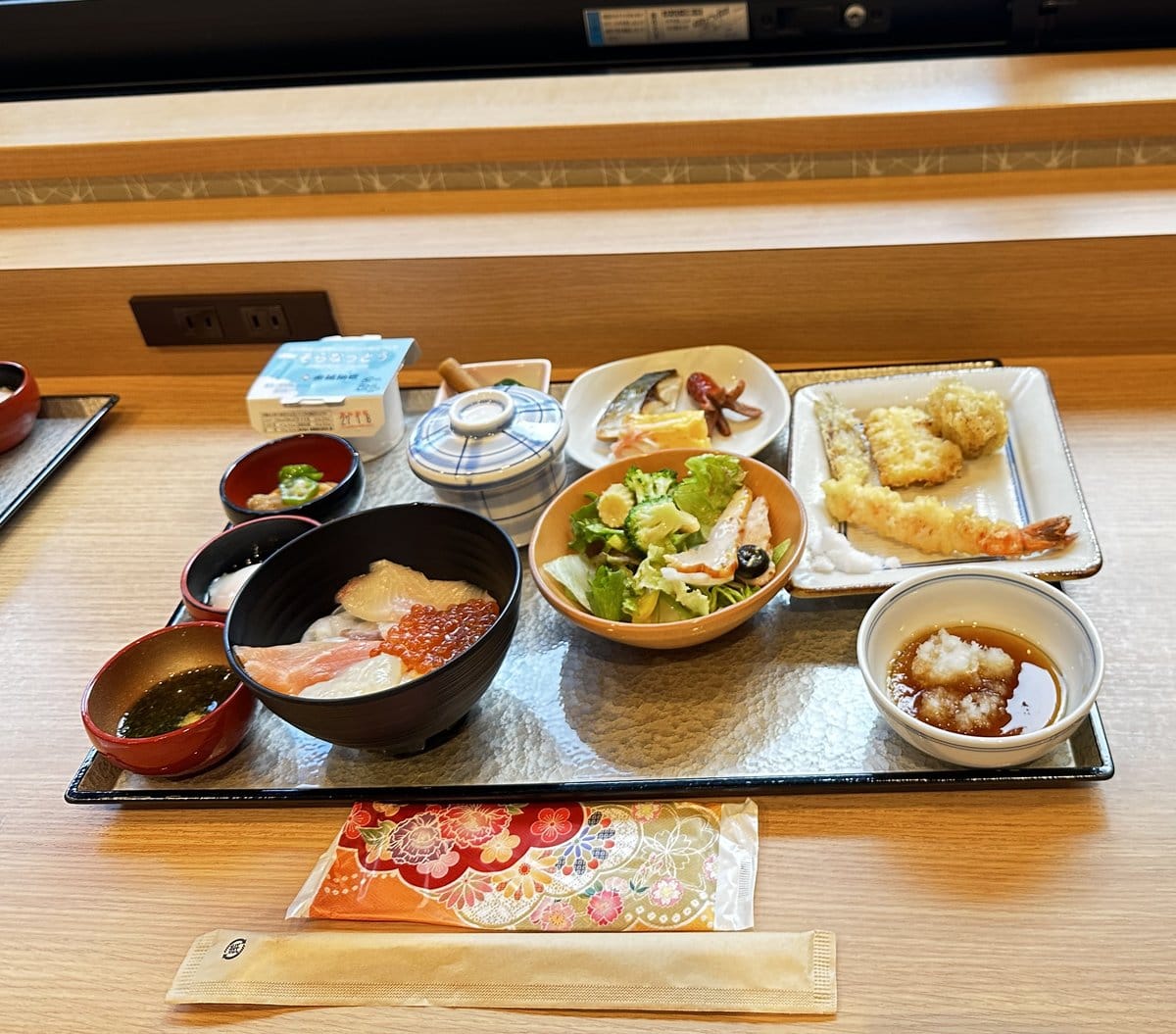 御宿野乃金沢の朝食ビュッフェで海鮮丼や天ぷらを盛り合わせたプレート