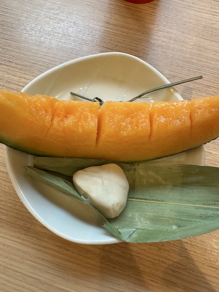 御宿野乃金沢の朝食ビュッフェで提供されたメロンと白い餅菓子のデザート