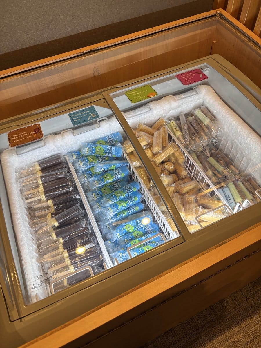 御宿野乃金沢のお風呂上がりに食べられるアイスクリームが並ぶフリーザー