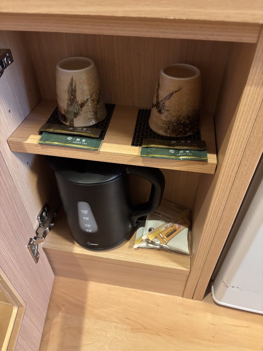 御宿野乃金沢の客室にある電気ポットと緑茶・ほうじ茶のお茶コーナー