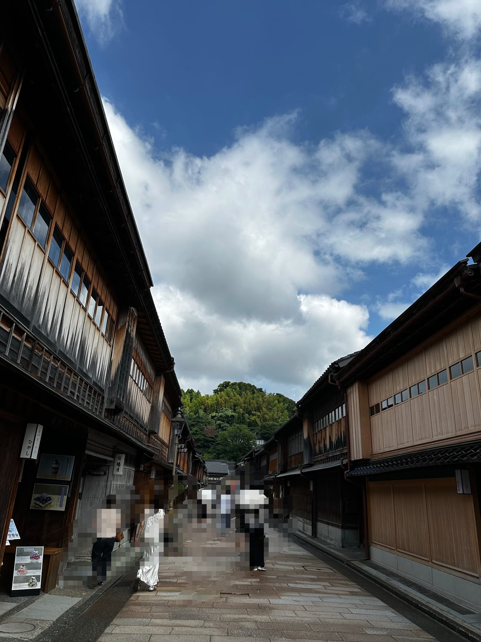 ひがし茶屋街の細い通りに続く木格子の町家と観光客の様子
