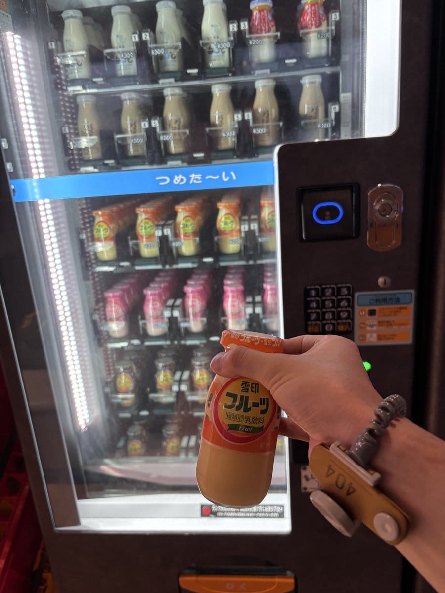 自販機から取り出した瓶入りの雪印フルーツ牛乳