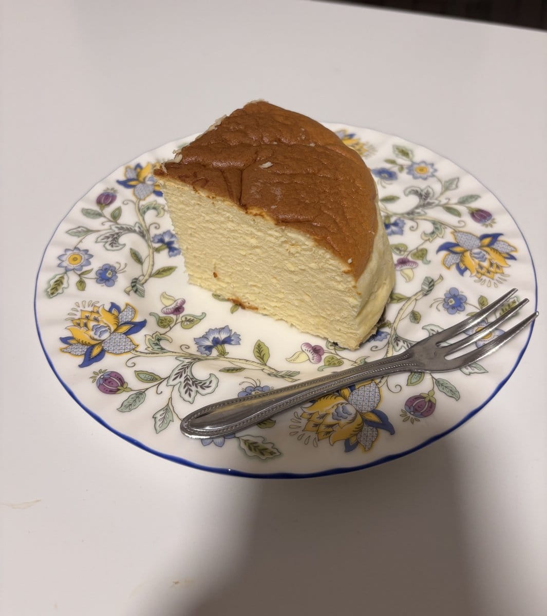 カットしたりくろーおじさんのチーズケーキの断面をお皿に乗せた写真