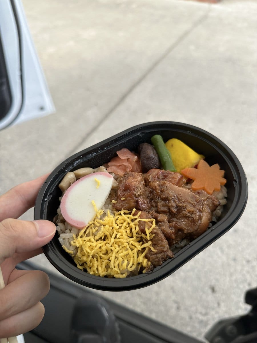 DELI BOX鶏釜めし仕立てもち麦入りを開封し鶏肉やかまぼこなど具材が並んでいる様子