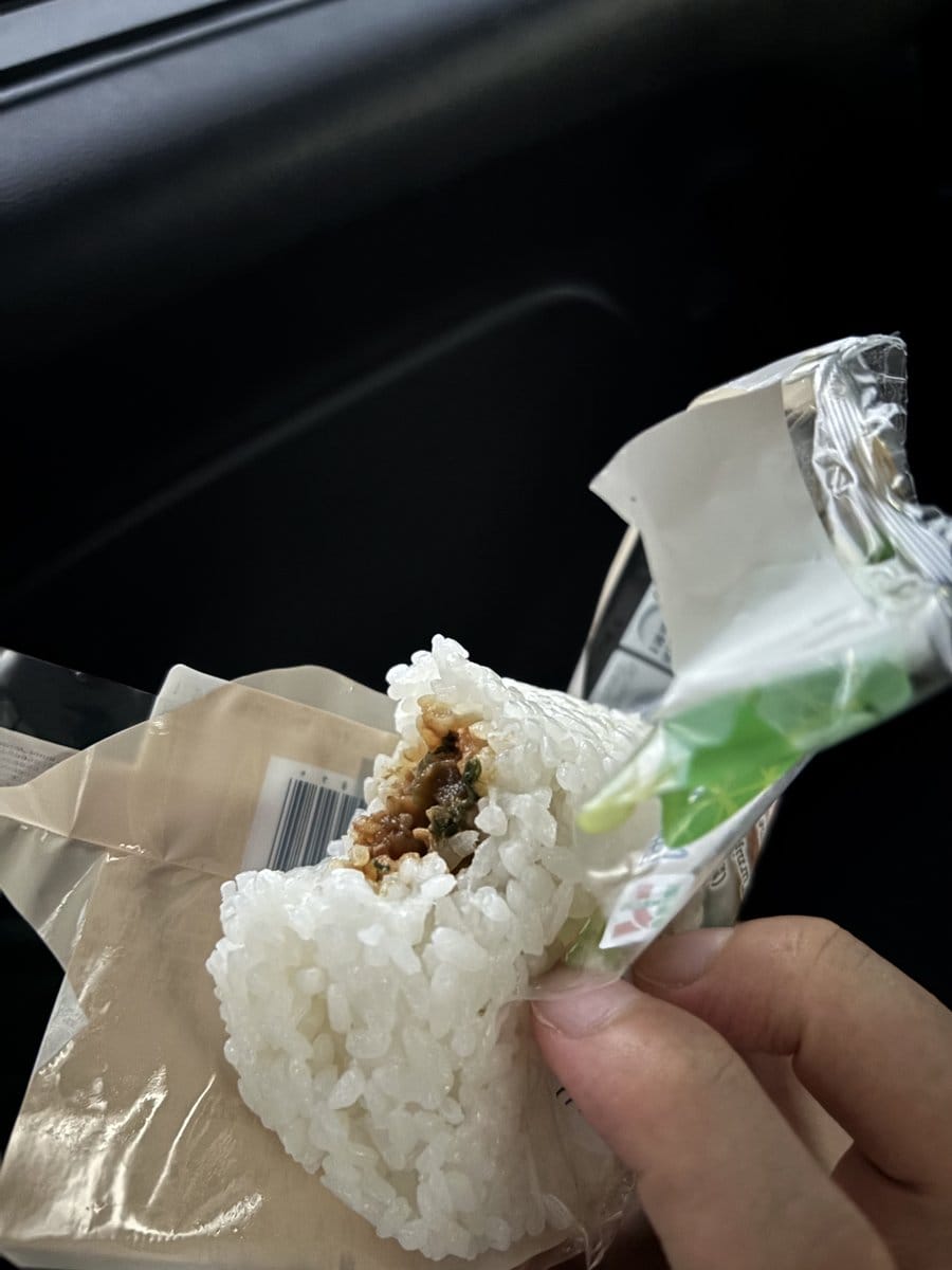 野沢菜くるみ味噌おむすびを車内で開封し具材の断面を撮影した写真