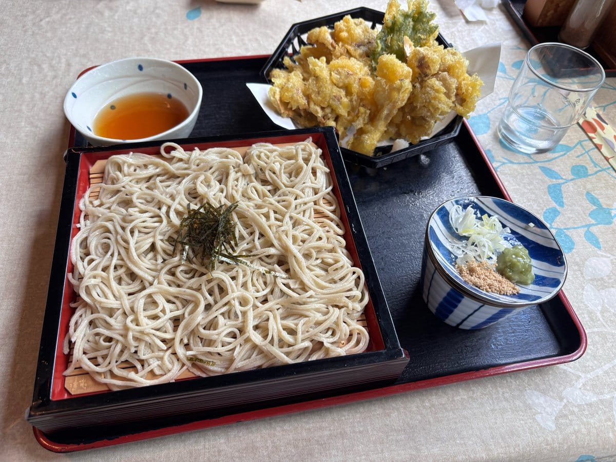 そば処風 まいたけ天ざるそば十割蕎麦の全体写真