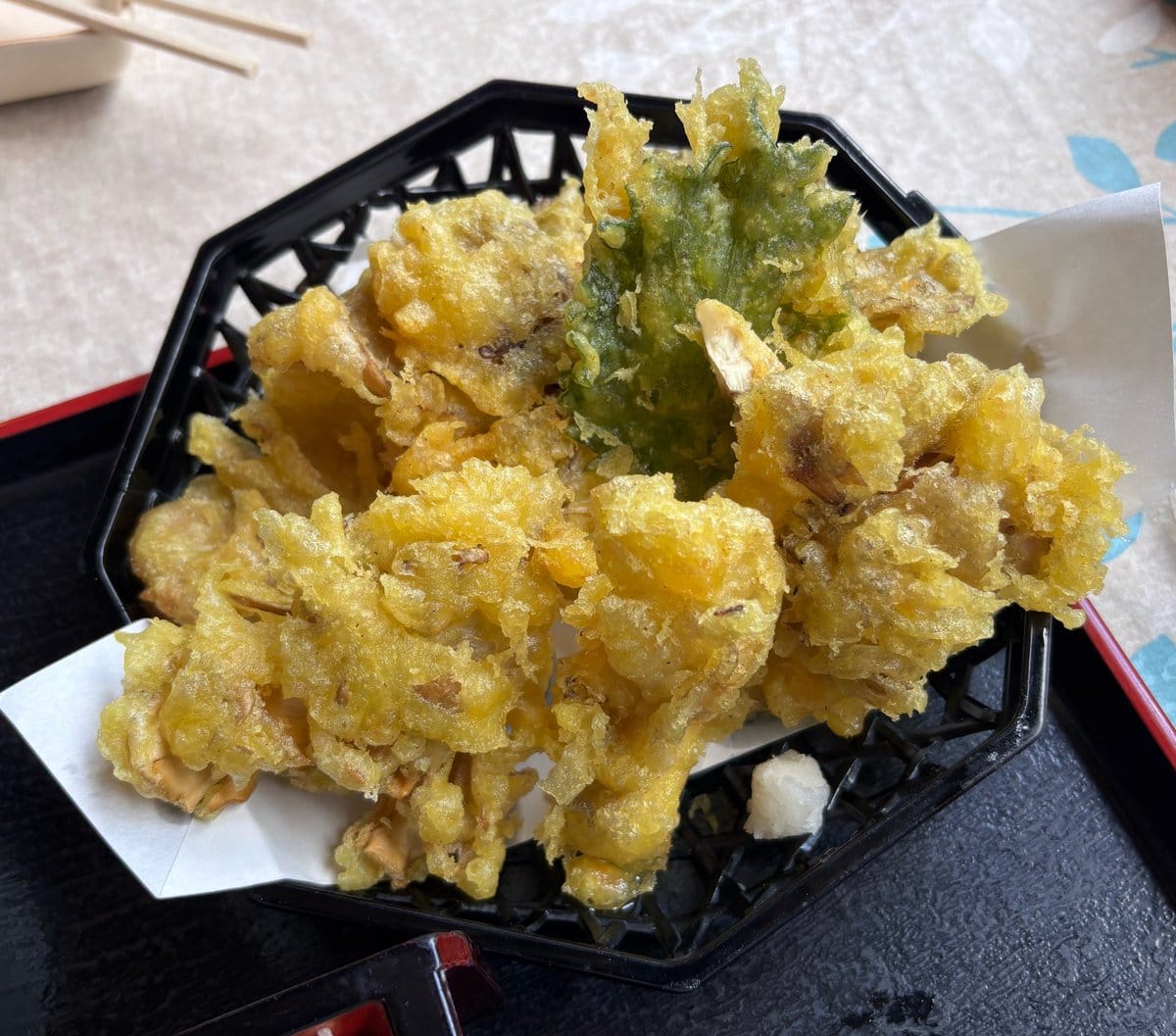そば処風 まいたけ なす 大葉の天ぷら盛り合わせ