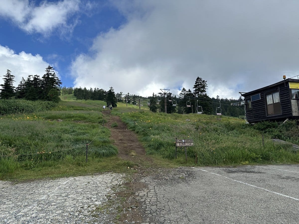 横手山神社へ続く道とリフトの小屋
