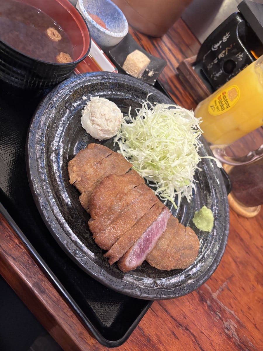 断面がレアなピンク色の牛かつとせん切りキャベツ、わさび