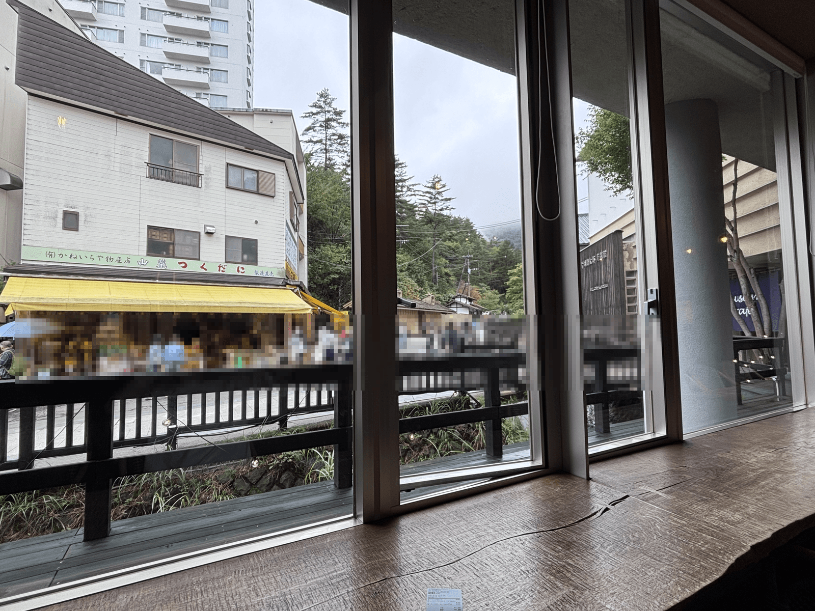 ArtCafeKusatsu 店内の窓から見える湯畑周辺の景色