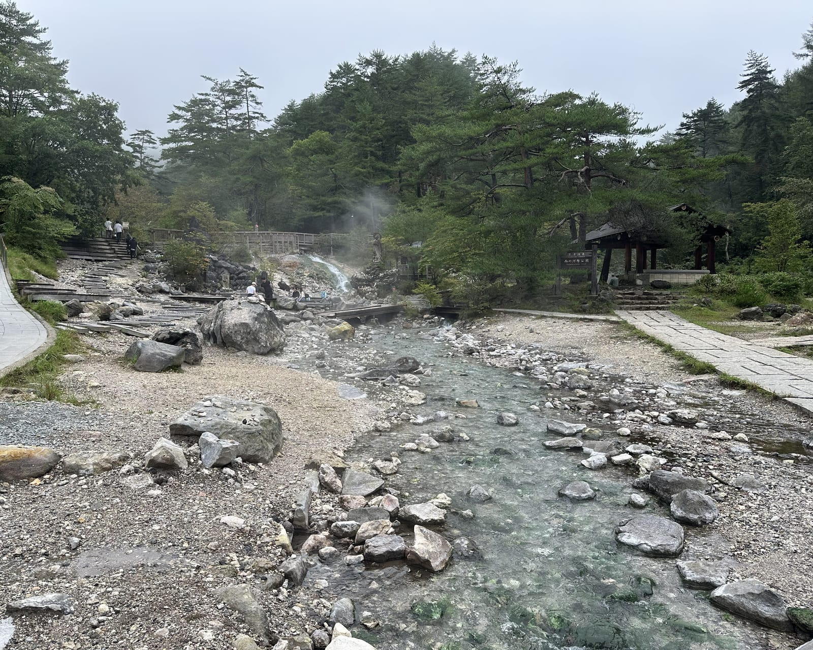 西の河原公園 温泉が流れる川と湯気