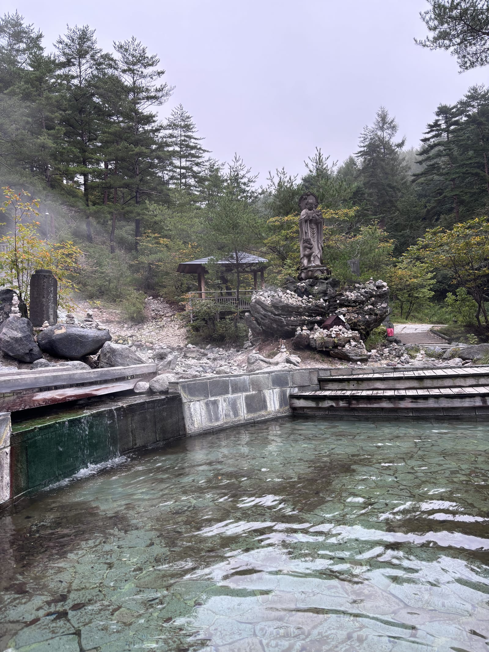 西の河原公園 奥の足湯と地蔵尊