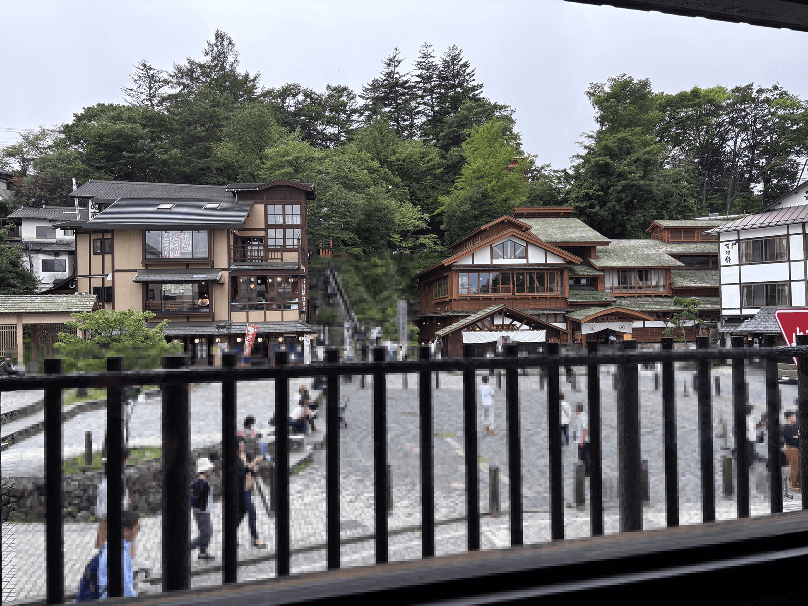 そばきち湯畑店の店内から見える湯畑周辺の景色