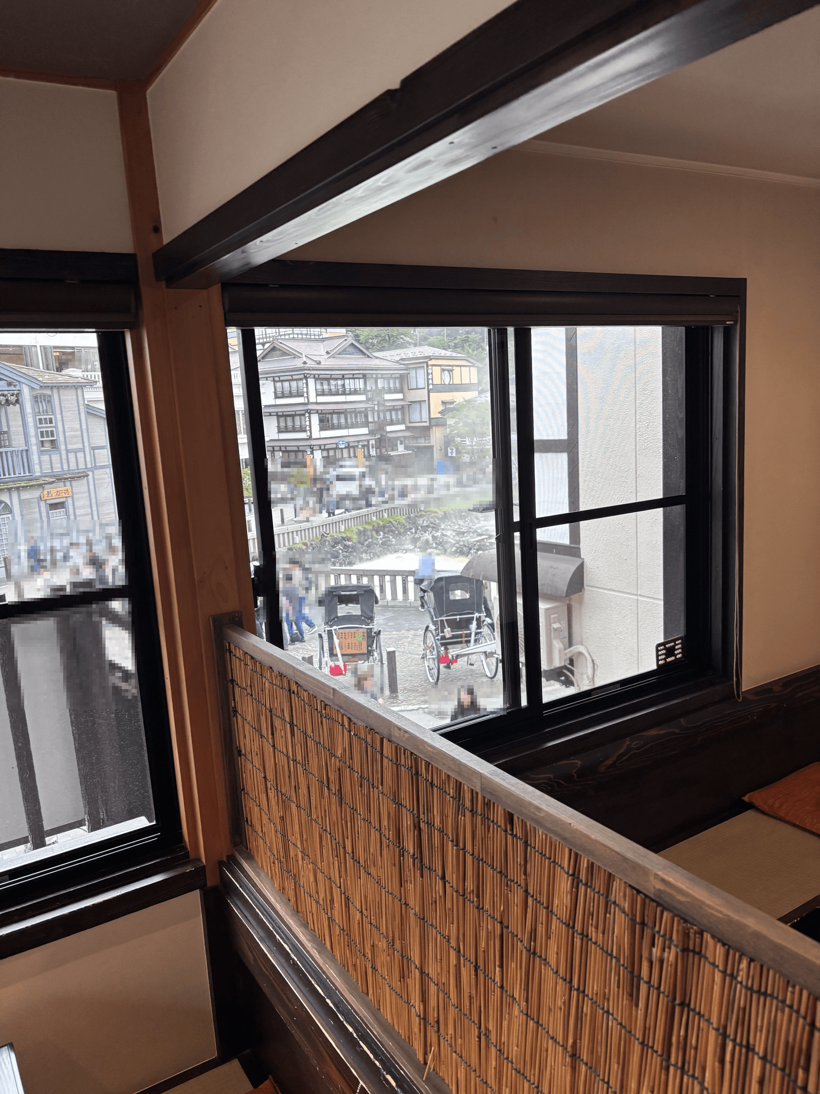 そばきち湯畑店の座敷から見える人力車と湯畑周辺