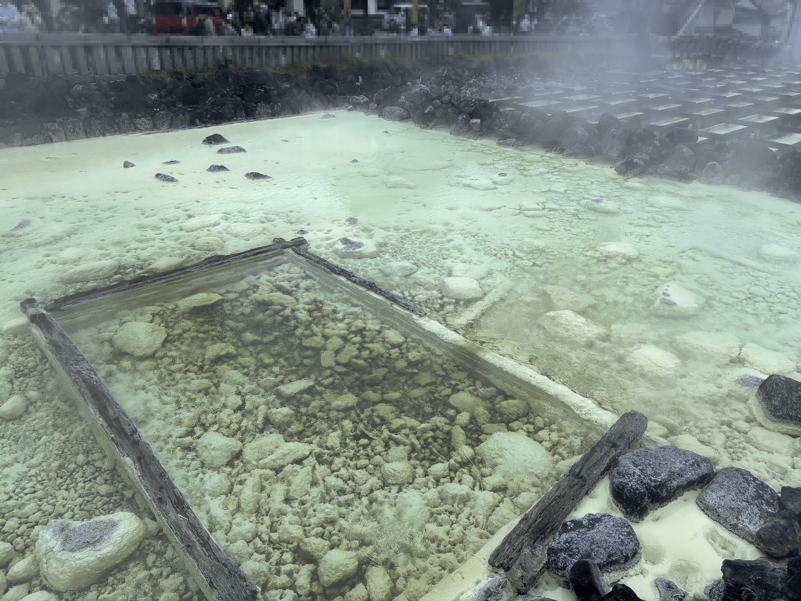 草津温泉 湯畑の源泉 エメラルドグリーンのお湯