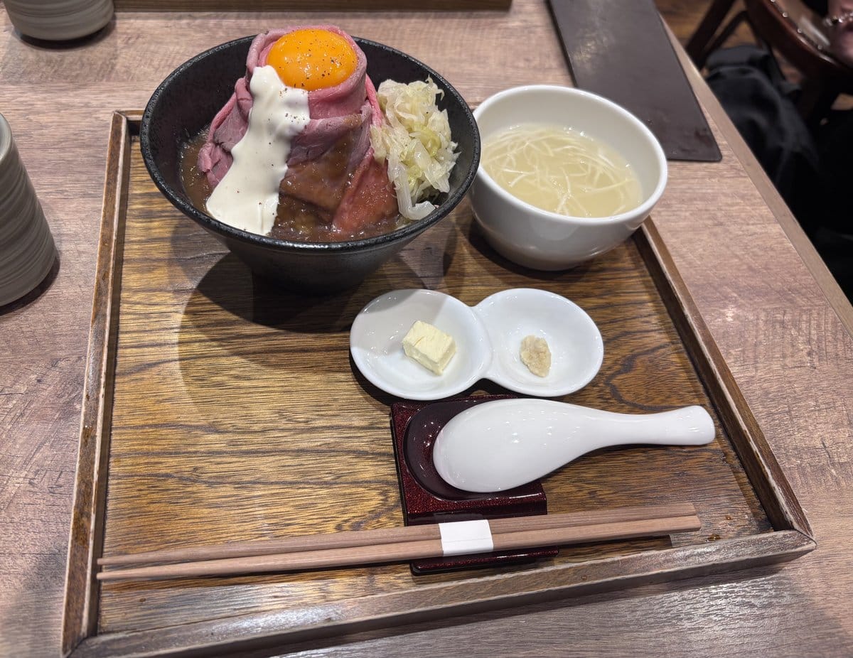 ローストビーフ大野のローストビーフ丼定食 卵黄と牛テールスープ付き