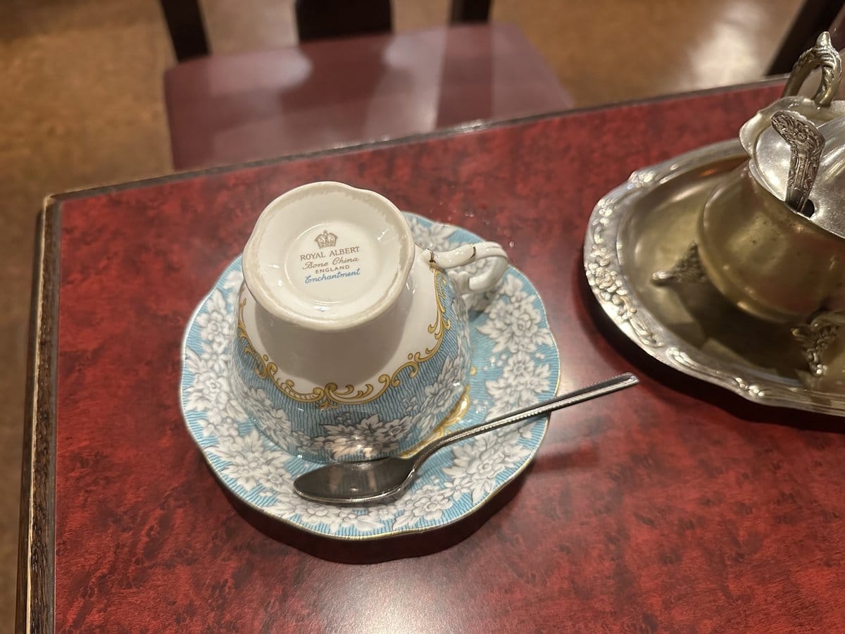珈琲 豆の樹で使われているロイヤルアルバートのカップとソーサー
