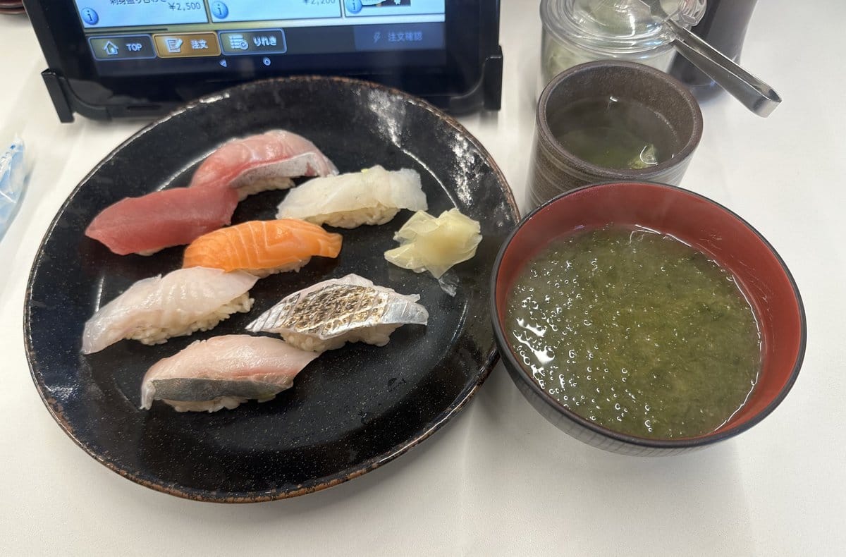 あじわい回転寿司 禅のランチセット 寿司7貫と味噌汁 太刀魚の握り